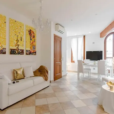 Palazzo Teatro Vecchio-holiday Suites Апартаменты *