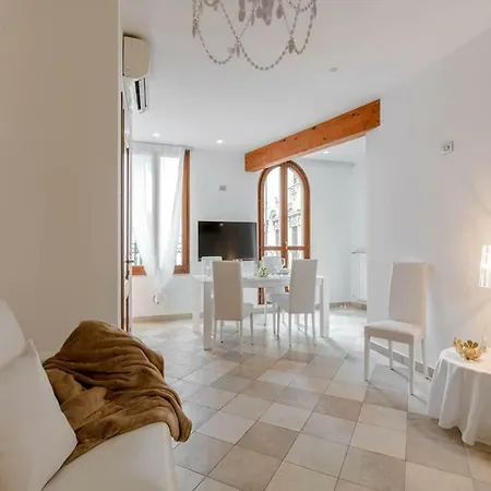 Palazzo Teatro Vecchio-holiday Suites Apartment Salo