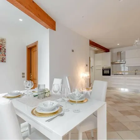 Palazzo Teatro Vecchio-holiday Suites Apartment