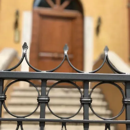 Palazzo Teatro Vecchio-holiday Suites Apartment *